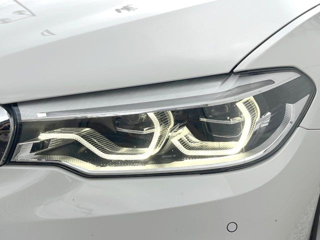 ●LEDヘッドライト:夜間走行時も良好な視界を確保し安心して運転できる高輝度LEDヘッドライトを装備!点灯速度が早く、消費電力も抑えられています。