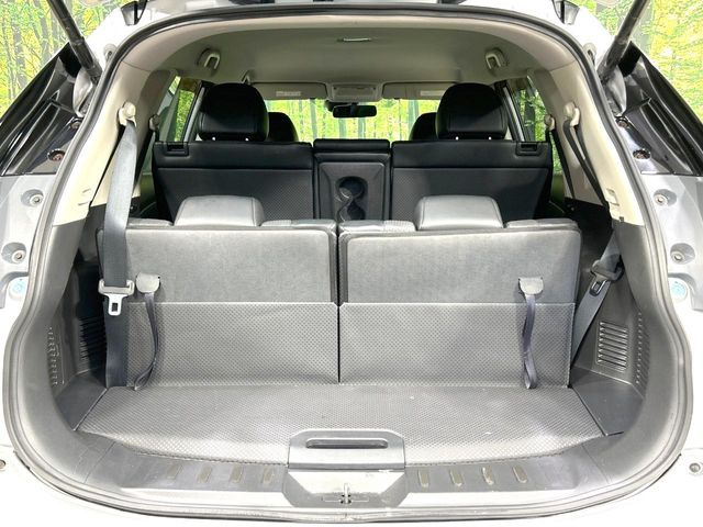 積み下ろしのしやすいデッキにはたっぷりと荷物を積み込んでいただけます。遊びから仕事まで、様々なシーンで頼れます♪