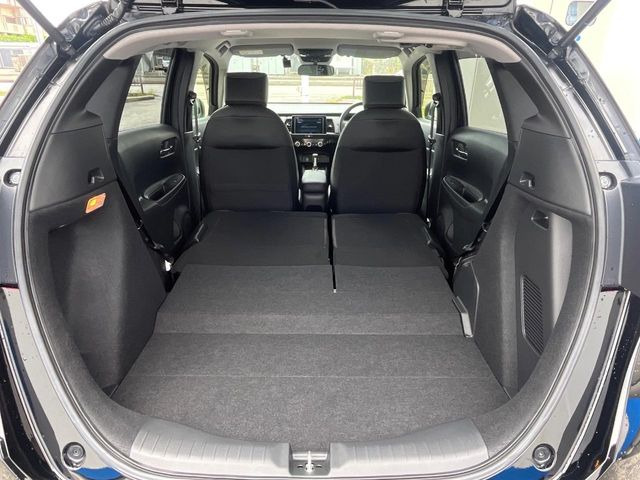 普段のお買い物や通勤、送迎等に十分な荷室スペースを確保しております。セカンドシートを倒すと、大きな荷物の積載も可能です♪