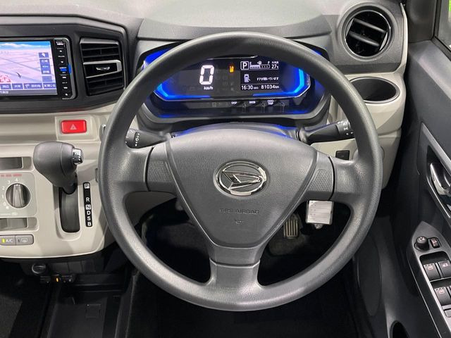 �C���e���A�ɍ��킹���f�U�C���̃X�e�A�����O�́A�^�]�������̂��Ƃ��l���A�^�]���₷���`��A�傫���ł��B�����x�A���ۂɐG���Ă��m���߂��������B