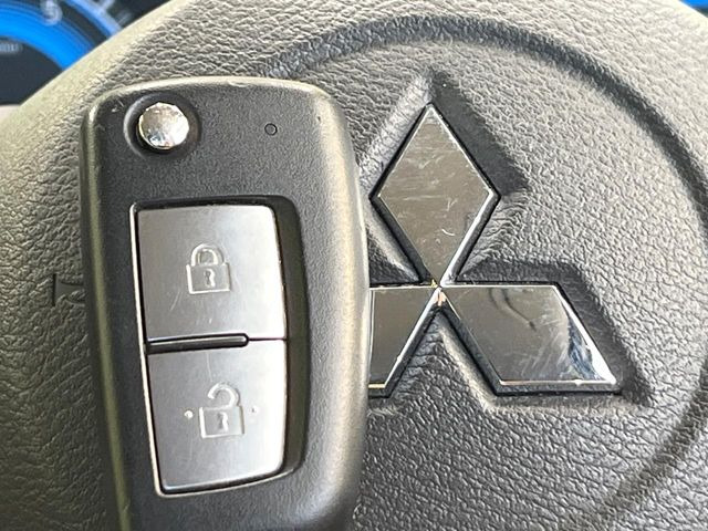 【オペレーションキー】カバンやポケットに入れたままでもドアの施錠・解錠が可能なスマートキーを装備。エンジンのオン・オフ時もカギを取り出す必要が無いからとっても便利です♪