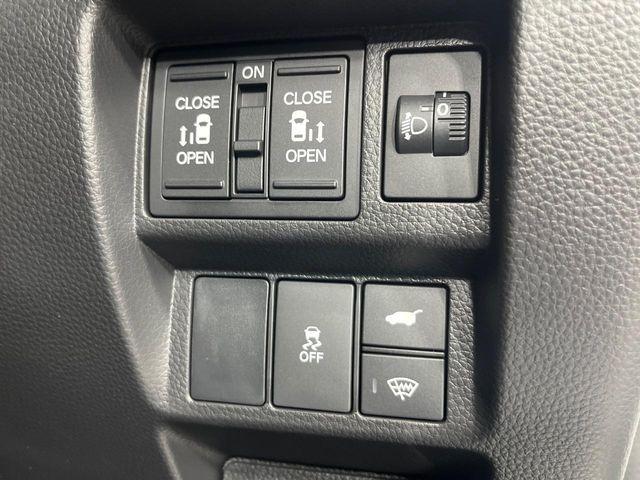 【両側パワースライドドア】スマートキーや運転席のスイッチで後席両側スライドドアの開閉が可能♪電動だから力を入れてドアを開ける必要が無く、小さなお子様でも簡単に開け閉めでき快適です♪