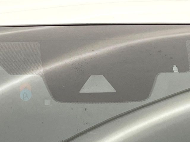 【プリクラッシュセーフティ】前方の車両等を検知し、衝突しそうな時は警報で注意を促し、ブレーキを踏む力をサポート。ブレーキを踏めなかった場合は衝突被害軽減ブレーキが作動、衝突回避をサポートします。