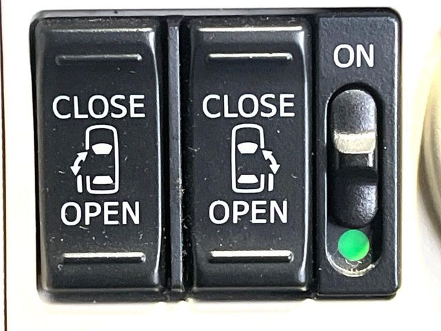 【両側パワースライドドア】スマートキーや運転席のスイッチで後席両側スライドドアの開閉が可能♪電動だから力を入れてドアを開ける必要が無く、小さなお子様でも簡単に開け閉めでき快適です♪