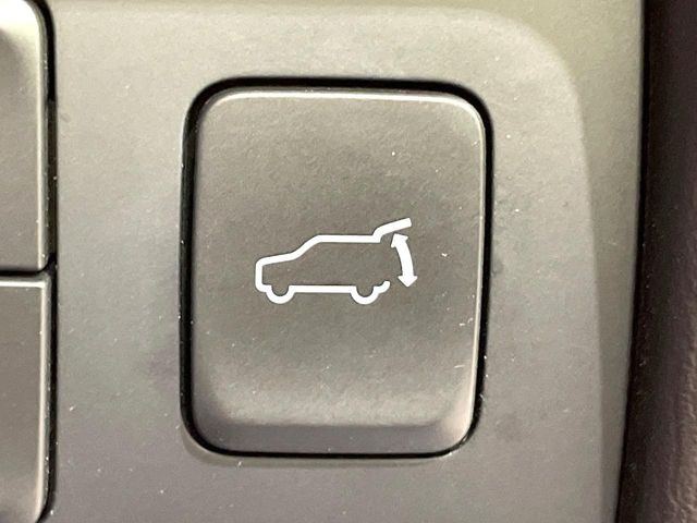 【パワーバックドア】スマートキーや運転席のボタンを押すだけでリアゲートが自動で開閉します!荷物を持っている時や、高い位置にあるバックドアを閉める際に便利な機能です♪