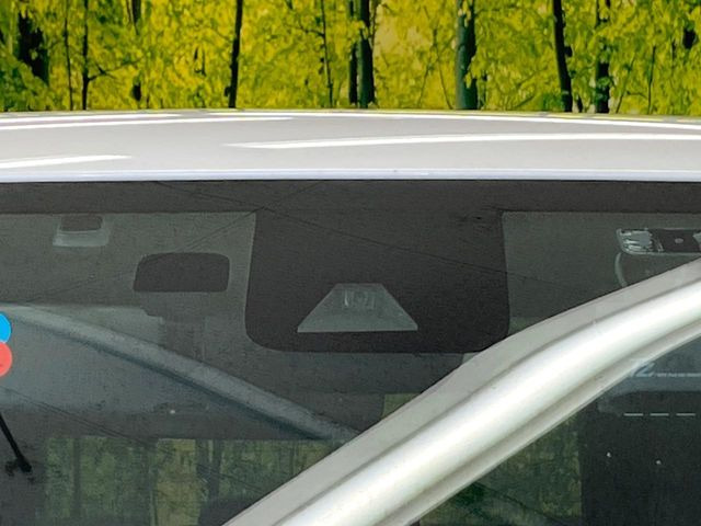 【プリクラッシュセーフティ】前方の車両等を検知し、衝突しそうな時は警報で注意を促し、ブレーキを踏む力をサポート。ブレーキを踏めなかった場合は衝突被害軽減ブレーキが作動、衝突回避をサポートします。