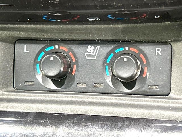 【シートベンチレーション】夏場は涼しい風でお尻や背中の熱やムレを防ぎ、冬はエアコンよりも早く温まってポカポカに!レザーシートにうれしい装備で、季節を問わず快適に過ごせます。