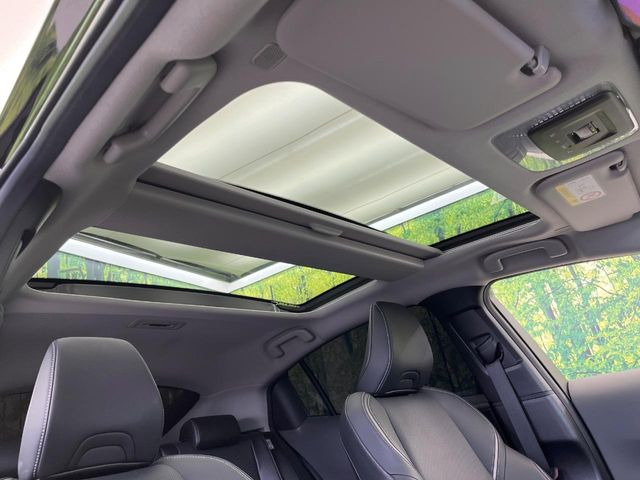 【パノラマルーフ】大型のガラスルーフ搭載で車内の解放感が一気にアップ!開放的なドライブをお楽しみいただけます。