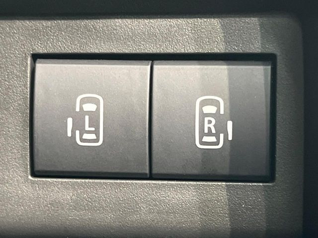 【両側パワースライドドア】スマートキーや運転席のスイッチで後席両側スライドドアの開閉が可能♪電動だから力を入れてドアを開ける必要が無く、小さなお子様でも簡単に開け閉めでき快適です♪