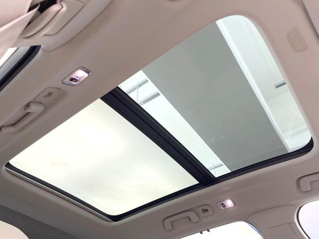 ●サンルーフ:開放感たっぷりの希少装備、サンルーフが装着されています!車内に明かりを取り入れたり景色を楽しむ以外にも、車内の空気も簡単に換気できて快適です!