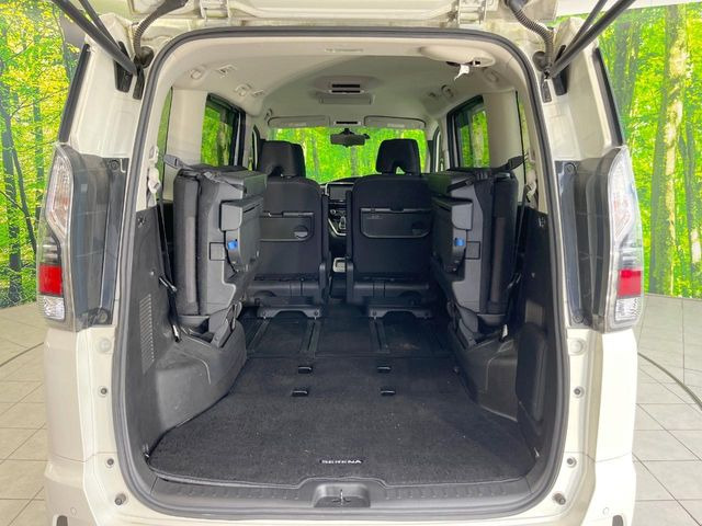 普段のお買い物や通勤、送迎等に十分な荷室スペースを確保しております。セカンドシートを倒すと、大きな荷物の積載も可能です♪