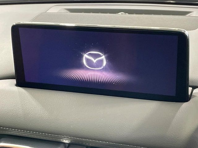 【10.25インチマツダコネクト】車内の雰囲気にマッチした大型ディスプレイ。スマホ接続でのナビ使用やBluetooth再生等、様々な機能が楽しめます。直感的なダイヤル操作が可能で、使い勝手も良好です。