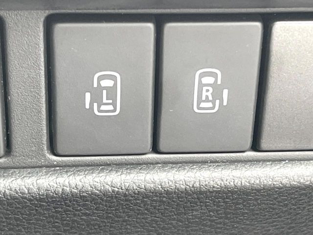 【両側パワースライドドア】スマートキーや運転席のスイッチで後席両側スライドドアの開閉が可能♪電動だから力を入れてドアを開ける必要が無く、小さなお子様でも簡単に開け閉めでき快適です♪