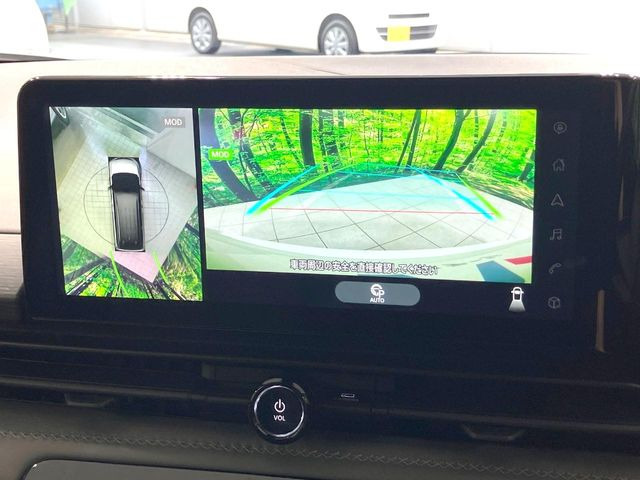 【アラウンドビューモニター】専用のカメラにより、上から見下ろしたような視点で360度クルマの周囲を確認することができます☆死角部分も確認しやすく、狭い場所での切り返しや駐車もスムーズに行えます。