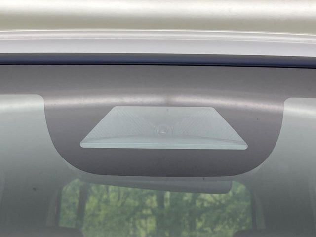 【ホンダセンシング】走行中に前方の車両等を認識し、衝突しそうな時は警報とブレーキで衝突回避と被害軽減をアシスト。より安全にドライブをお楽しみいただけます。