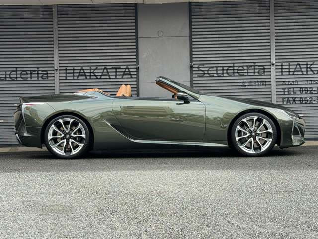 ルーフカラー:サンドベージュ・電動ソフトトップルーフ(15秒で電動開閉します)
