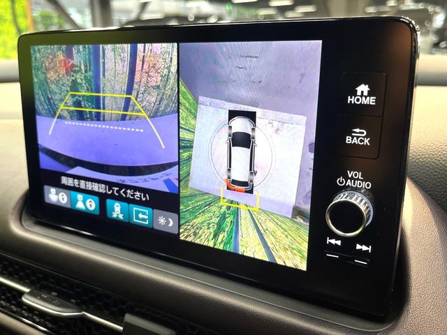 【マルチビューカメラシステム】専用のカメラにより、上から見下ろしたような視点で360度クルマの周囲を確認することができます☆死角部分も確認しやすく、狭い場所での切り返しや駐車もスムーズに行えます。
