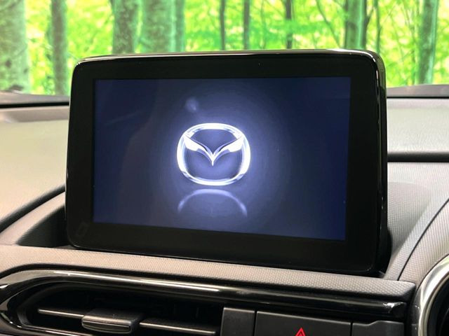 【純正ナビ】人気の純正ナビを装備しております。ナビの使いやすさはもちろん、オーディオ機能も充実!キャンプや旅行はもちろん、通勤や買い物など普段のドライブも楽しくなるはず♪
