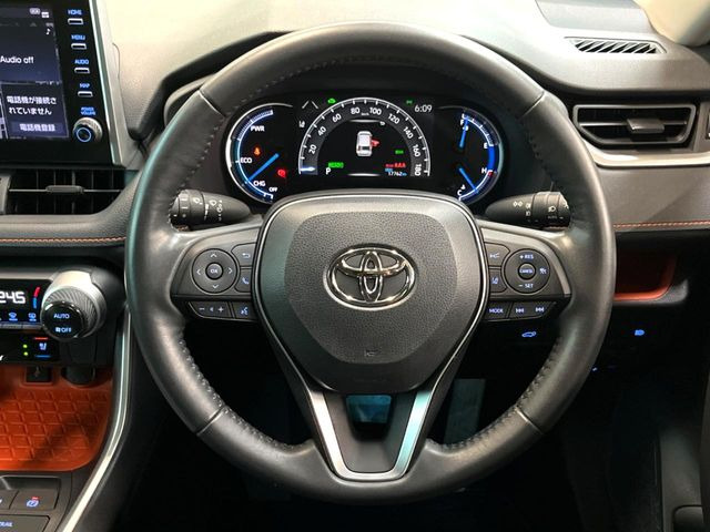 【純正革巻きステアリング】上質な革を使用することで、手にしっかり馴染みとても運転しやすいハンドルです♪