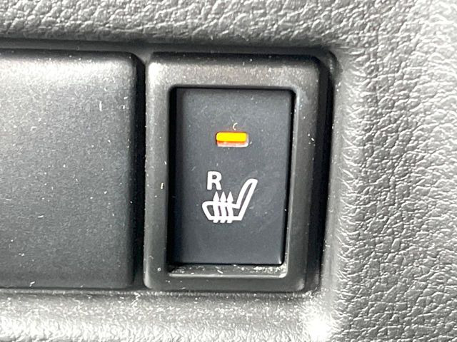 【運転席シートヒーター】寒い日に重宝するシートヒーター!エアコンより早く温まってくれるので寒がりの人も安心ですね♪エアコンの温風は乾燥するから苦手、という方にもをおすすめです。