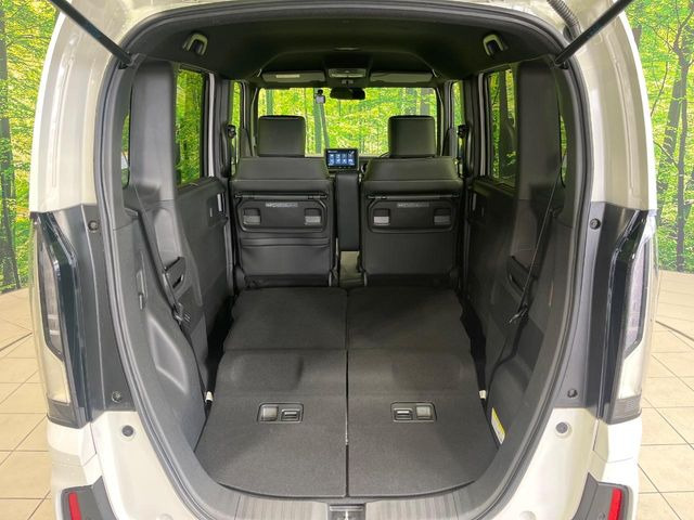 後席を格納すると、これだけの広さが!シーンに合わせたシートアレンジで、大きな荷物も積むことが出来ます♪