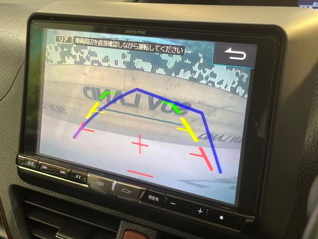【バックカメラ】駐車時に後方がリアルタイム映像で確認できます。大型商業施設や立体駐車場での駐車時や、夜間のバック時に大活躍!運転スキルに関わらず、今や必須となった装備のひとつです!