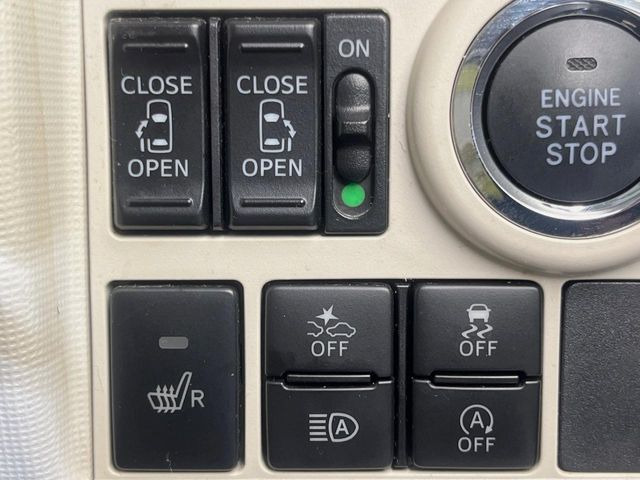 【両側パワースライドドア】スマートキーや運転席のスイッチで後席両側スライドドアの開閉が可能♪電動だから力を入れてドアを開ける必要が無く、小さなお子様でも簡単に開け閉めでき快適です♪