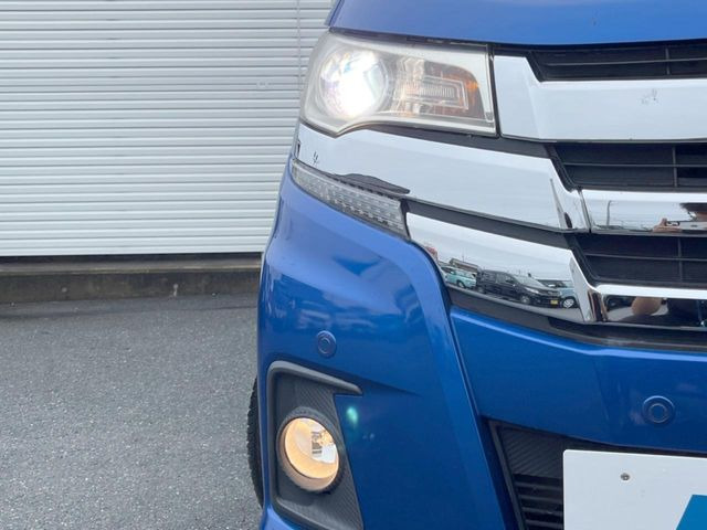 【HIDヘッドライト】非常に明るく前方を照らしてくれるので、悪天候や夜間の走行時も視界良好で安心してお乗りいただけます。