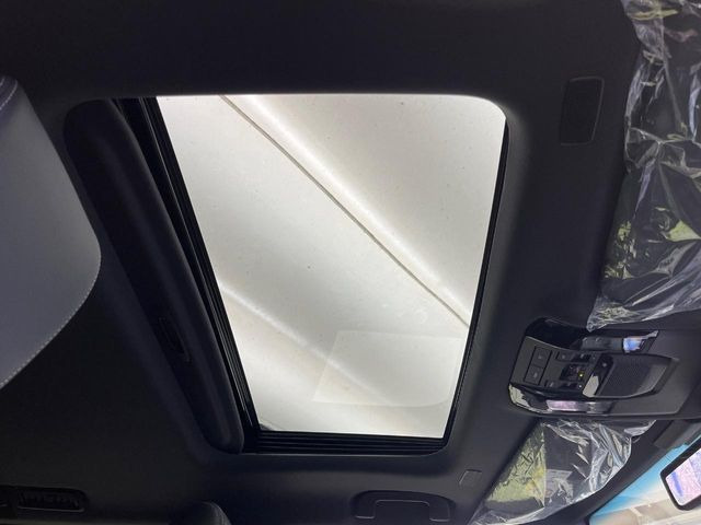 【サンルーフ】開放感たっぷりの希少装備、サンルーフが装着されています!車内に明かりを取り入れたり景色を楽しむ以外にも、車内の空気も簡単に換気できて快適です!