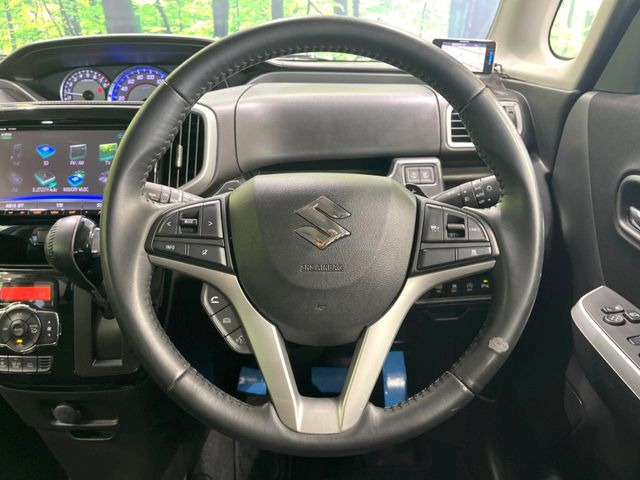 �C���e���A�ɍ��킹���f�U�C���̃X�e�A�����O�́A�^�]�������̂��Ƃ��l���A�^�]���₷���`��A�傫���ł��B�����x�A���ۂɐG���Ă��m���߂��������B
