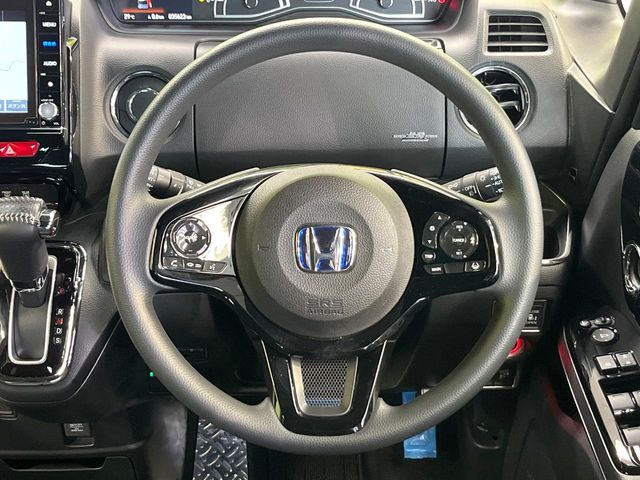 インテリアに合わせたデザインのステアリングは、運転される方のことも考え、運転しやすい形状、大きさです。是非一度、実際に触ってお確かめください。