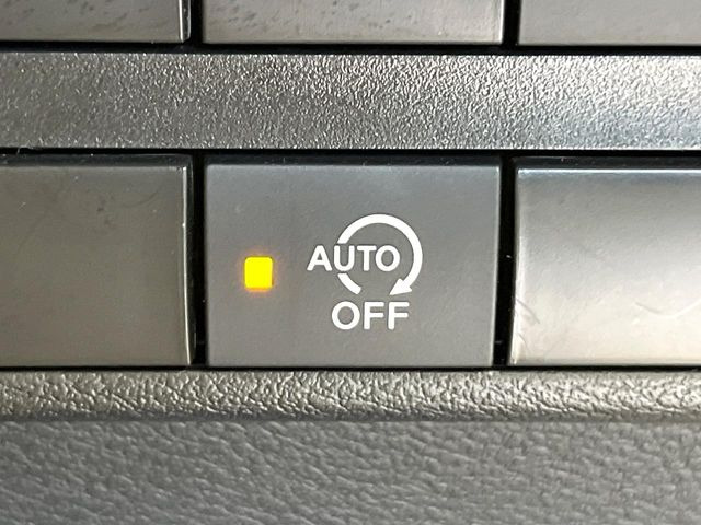 【アイドリングストップ】赤信号や渋滞で停車した際にエンジンを停止し、無駄な燃料の消費を抑えます。燃費向上や環境保護につなげる機能♪エンジンはブレーキを離せば再始動します。