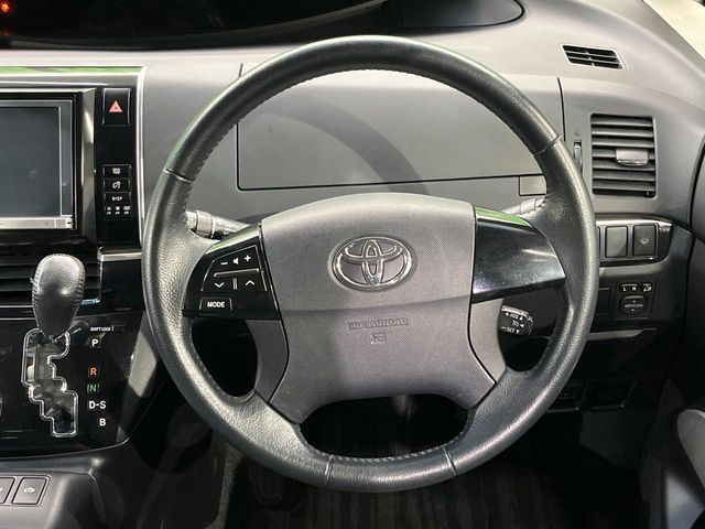 �C���e���A�ɍ��킹���f�U�C���̃X�e�A�����O�́A�^�]�������̂��Ƃ��l���A�^�]���₷���`��A�傫���ł��B�����x�A���ۂɐG���Ă��m���߂��������B