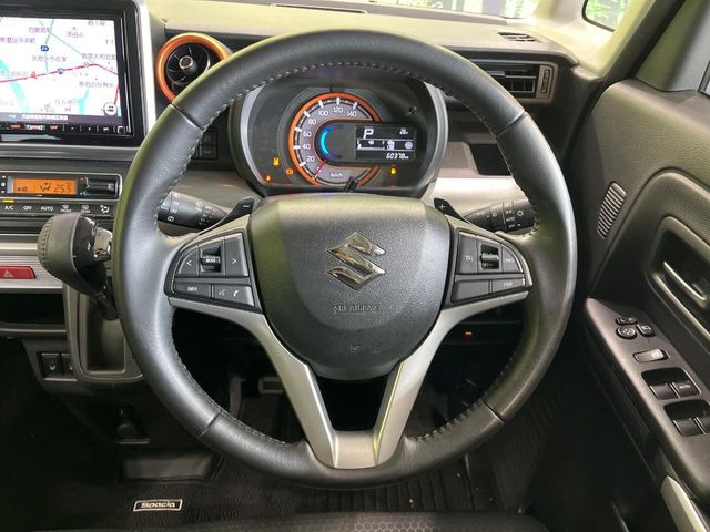 【純正革巻きステアリング】上質な革を使用することで、手にしっかり馴染みとても運転しやすいハンドルです♪