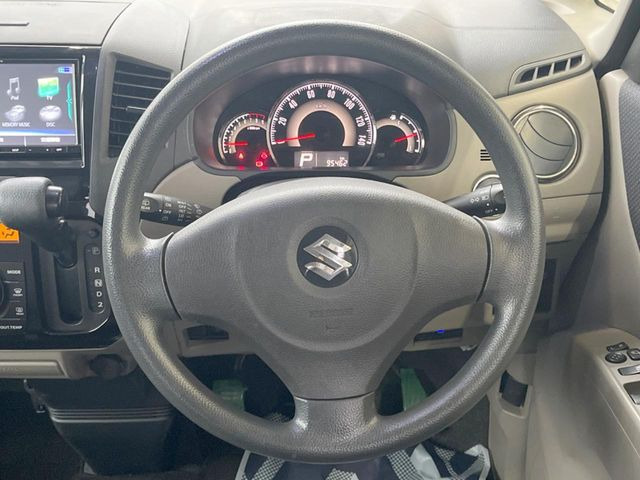 �C���e���A�ɍ��킹���f�U�C���̃X�e�A�����O�́A�^�]�������̂��Ƃ��l���A�^�]���₷���`��A�傫���ł��B�����x�A���ۂɐG���Ă��m���߂��������B
