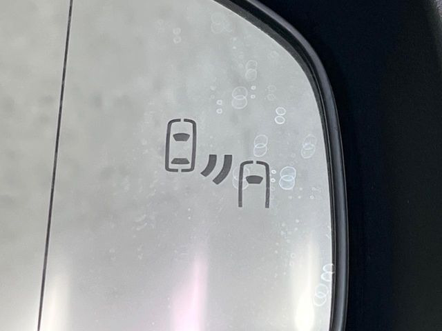 【ブラインドスポットモニター】走行中、ドアミラーの死角になりやすい箇所に後続車が接近するとサイドミラーのレンズに警告を表示!ドライバーに注意喚起をしてくれます。
