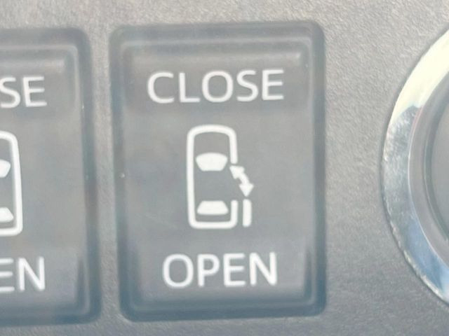 【両側パワースライドドア】スマートキーや運転席のスイッチで後席両側スライドドアの開閉が可能♪電動だから力を入れてドアを開ける必要が無く、小さなお子様でも簡単に開け閉めでき快適です♪