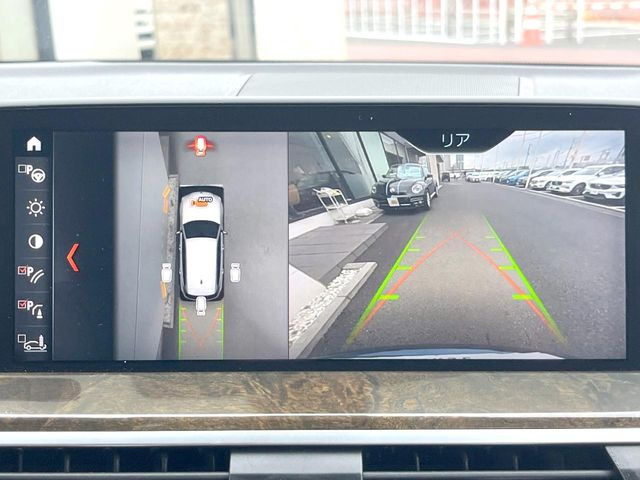 ●パノラミックビューモニター:専用のカメラにより、上から見下ろしたような視点で360度クルマの周囲を確認することができます☆死角部分も確認しやすく、狭い場所での切り返しや駐車もスムーズに行えます。