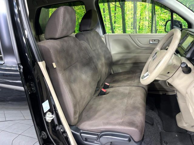 運転席シート廻りは使用感も少なく、良好な状態となっています。丁寧に使われていたことがよくわかりますね。