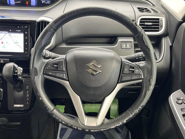 インテリアに合わせたデザインのステアリングは、運転される方のことも考え、運転しやすい形状、大きさです。是非一度、実際に触ってお確かめください。