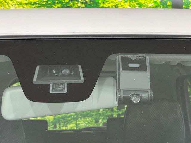 【スズキ レーダーブレーキサポート】走行中に前方の車両等を認識し、衝突しそうな時は警報とブレーキで衝突回避と被害軽減をアシスト。より安全にドライブをお楽しみいただけます。
