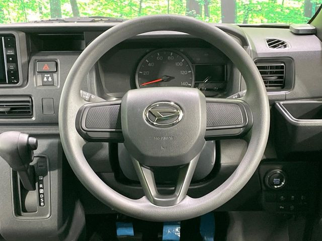 �C���e���A�ɍ��킹���f�U�C���̃X�e�A�����O�́A�^�]�������̂��Ƃ��l���A�^�]���₷���`��A�傫���ł��B�����x�A���ۂɐG���Ă��m���߂��������B