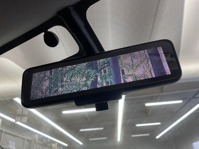 【インテリジェントルームミラー】後席の大きな荷物や同乗者で後方が確認しづらい時でも安心!カメラが撮影した車両後方の映像をルームミラー内に表示。クリアな視界で状況の確認が可能です!