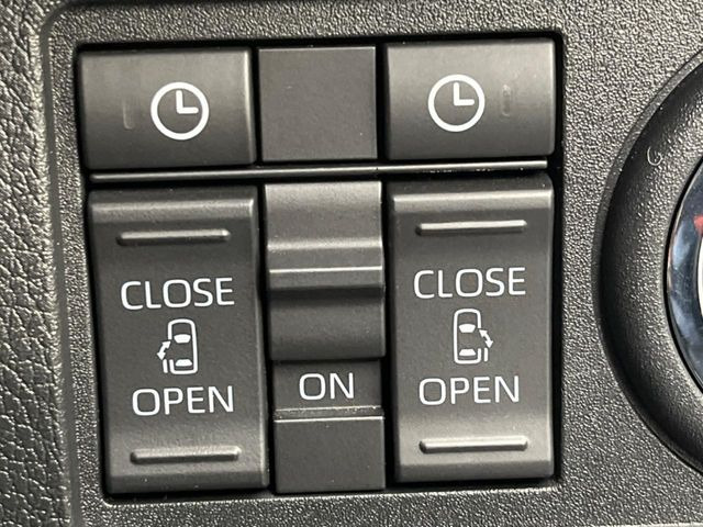 【両側パワースライドドア】スマートキーや運転席のスイッチで後席両側スライドドアの開閉が可能♪電動だから力を入れてドアを開ける必要が無く、小さなお子様でも簡単に開け閉めでき快適です♪