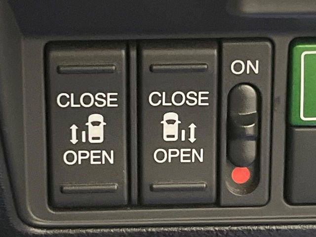 【両側パワースライドドア】スマートキーや運転席のスイッチで後席両側スライドドアの開閉が可能♪電動だから力を入れてドアを開ける必要が無く、小さなお子様でも簡単に開け閉めでき快適です♪