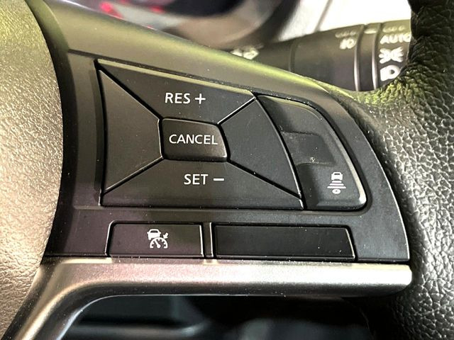 【レーダークルーズコントロール】高速道路もラクラク走行。アクセルを離しても一定速度で走行ができ、長距離運転時の負担を軽減!加速・減速も簡単なスイッチ操作で調整できます。