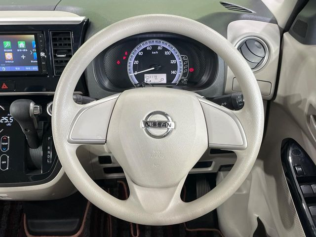 �C���e���A�ɍ��킹���f�U�C���̃X�e�A�����O�́A�^�]�������̂��Ƃ��l���A�^�]���₷���`��A�傫���ł��B�����x�A���ۂɐG���Ă��m���߂��������B