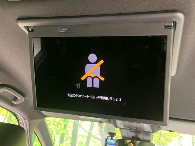 【フリップダウンモニター】大画面モニターで後席でもエンタメをお楽しみいただけます。小さなお子様にも大人気の装備です♪