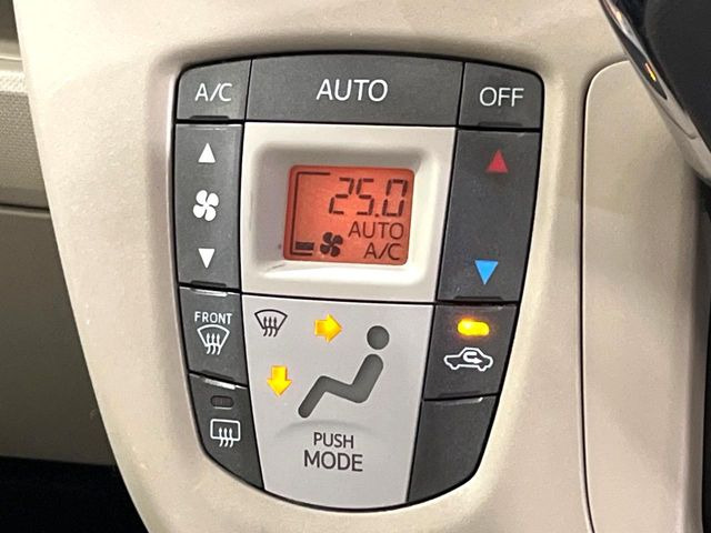 【オートエアコン】一度お好みの温度に設定すれば、車内の温度を検知し風量や温度を自動で調整。暑い&hellip;寒い&hellip;と何度もスイッチ操作をする必要はありません。快適な車内空間には必須の機能ですね♪
