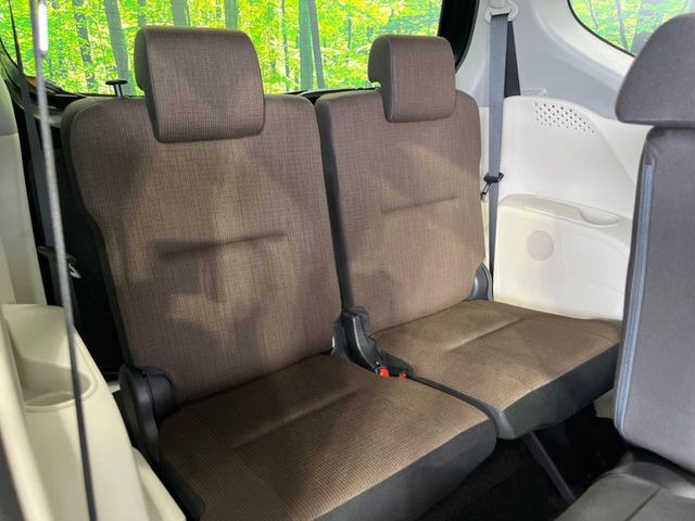 3列目シートはもちろん状態良好☆大人でもゆったりと座って頂けますので、大人数でのお出かけもラクラクです♪ご家族で、気の知れた仲間で、ドライブに行くのが楽しみですね♪